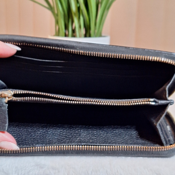 Valentino Rockstud Grainy Calfskin Full Zip Wallet - Picture 5 of 16